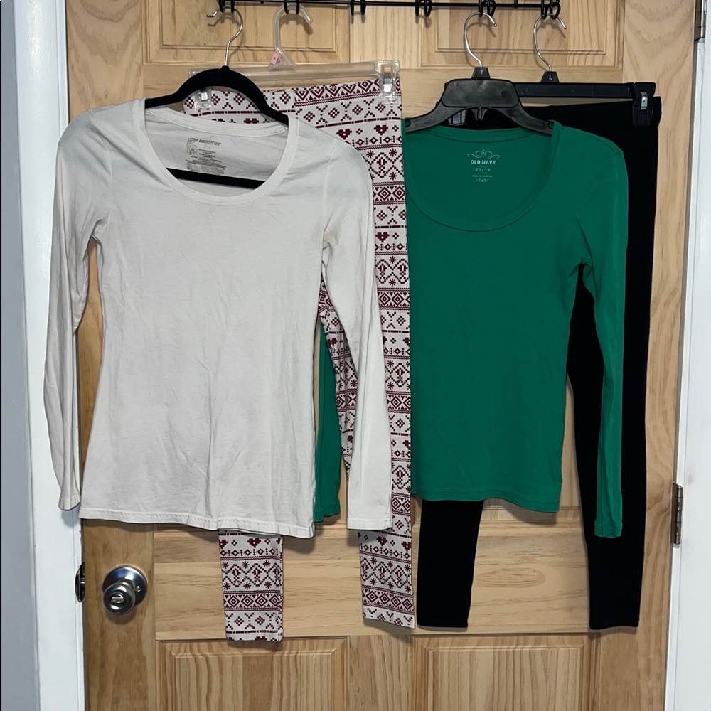 4 Piece Bundle 2 Long Sleeves & 2 Leggings Sizes : XS & S Pre-loved